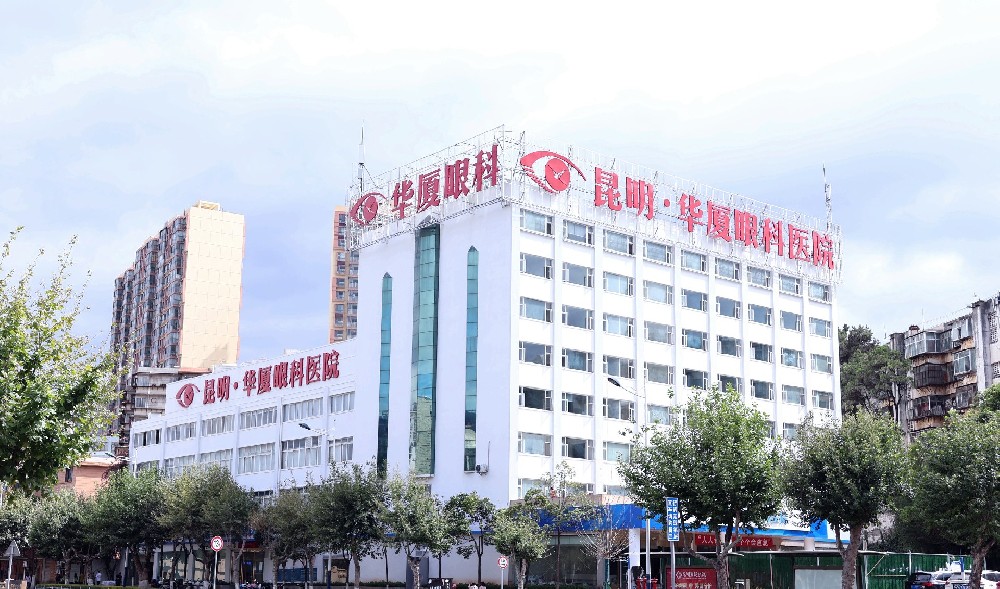 医院建筑正面照片